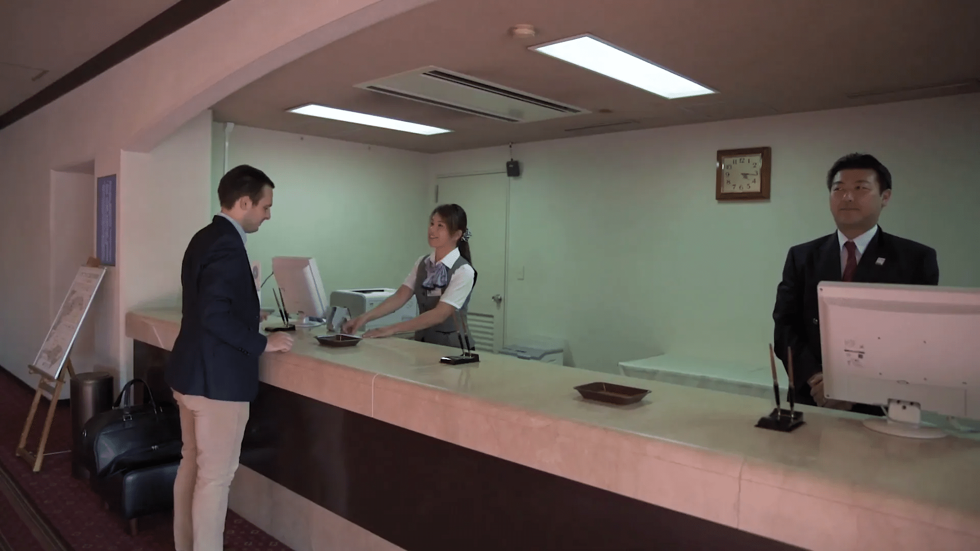 Sam gibt den Schließfachschlüssel bei der Abrechnung ab