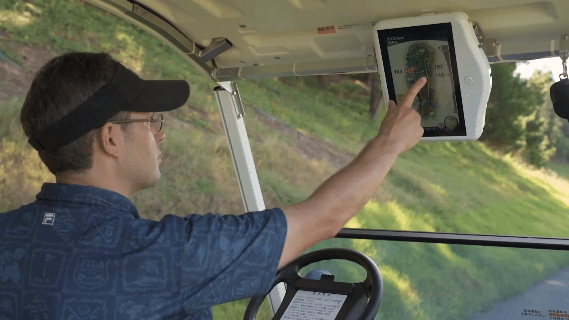 Ferngesteuerter Golfwagen mit GPS auf dem Platz