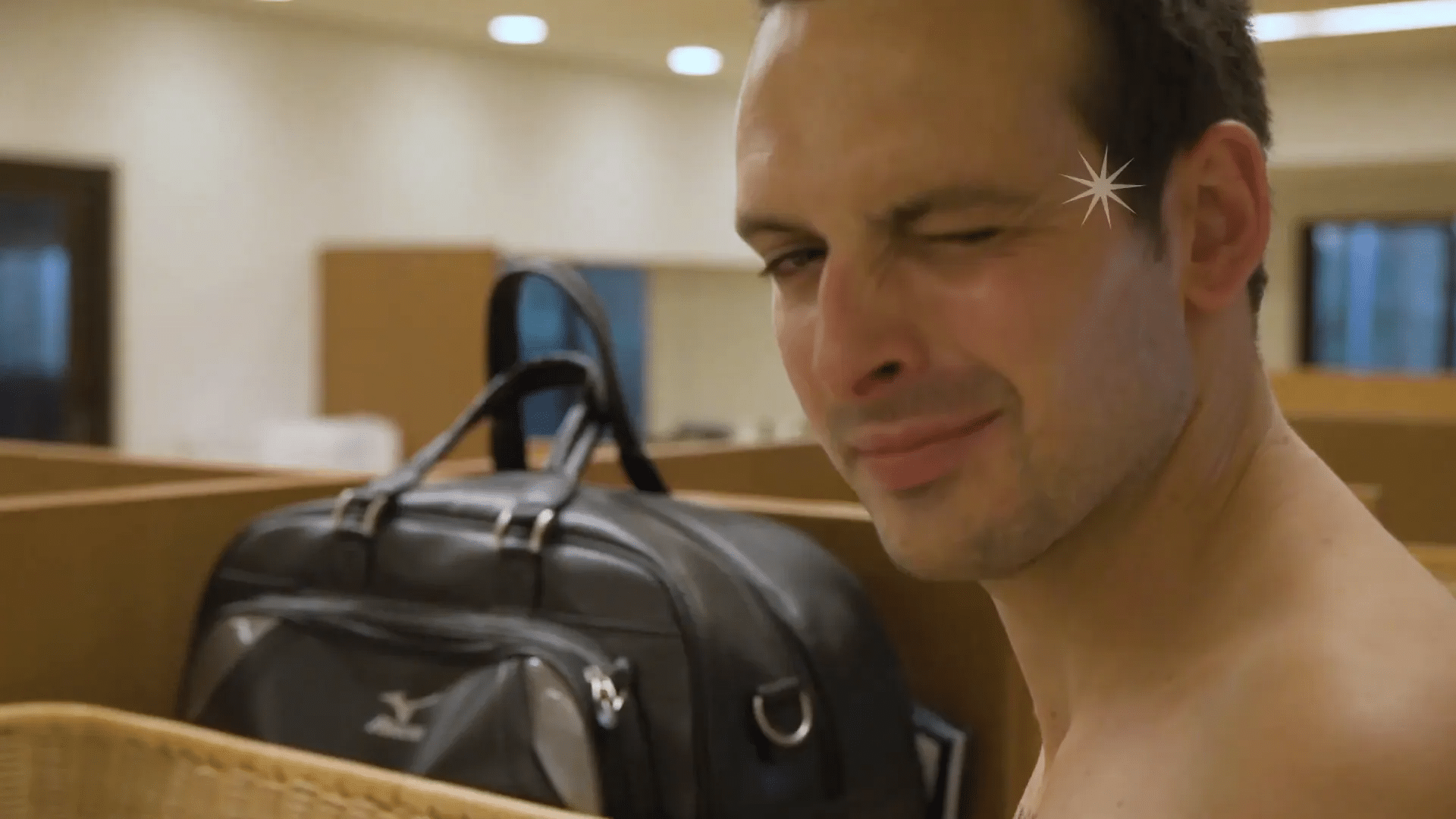 Sam bereitet sich auf das gemeinschaftliche Bad im Clubhaus vor