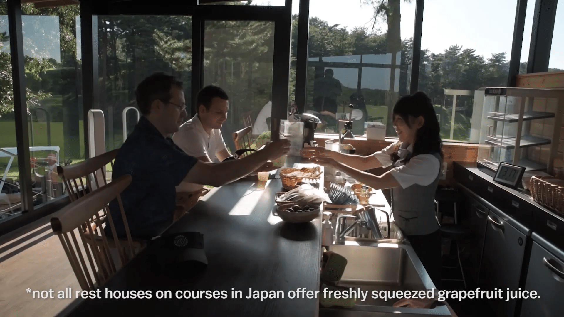 Sam und Stefan trinken Grapefruitsaft im Rest House