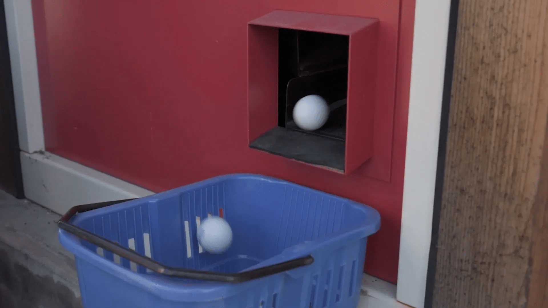 Golfbälle werden an einem Automaten ausgegeben