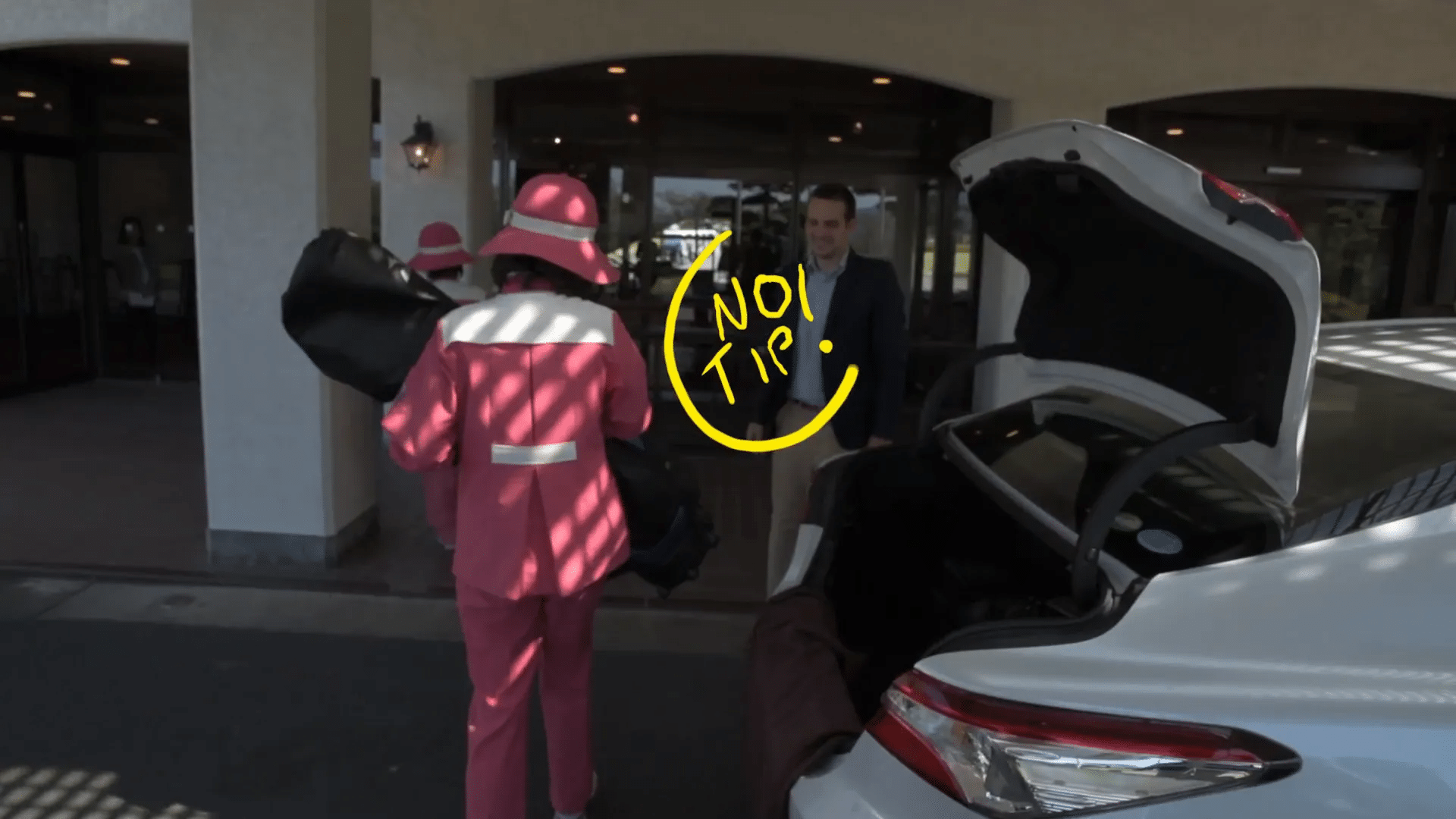 Caddies nehmen die Golftaschen entgegen – kein Trinkgeld in Japan