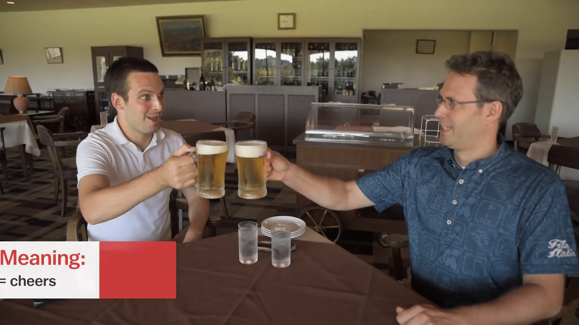 Golfer beim Essen im Clubhausrestaurant mit Kanpai