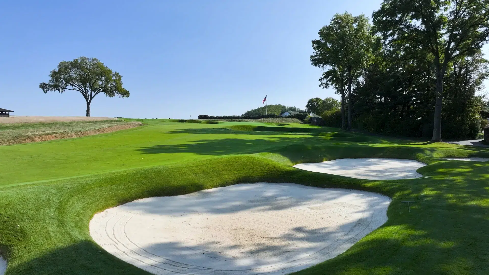 Blick auf die engen Fairways und die zahlreichen Bunker des Oakmont Country Club