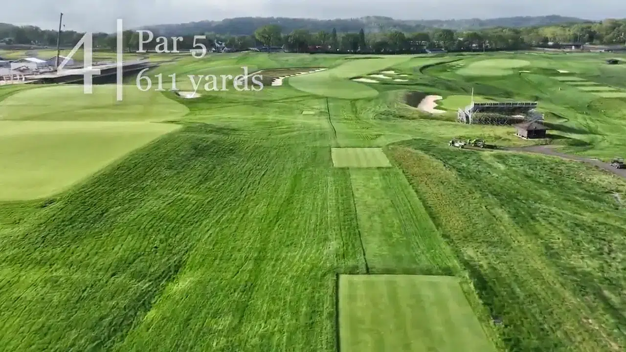 Das Par 5 vierte Loch mit Blick auf Fairway und Bunker