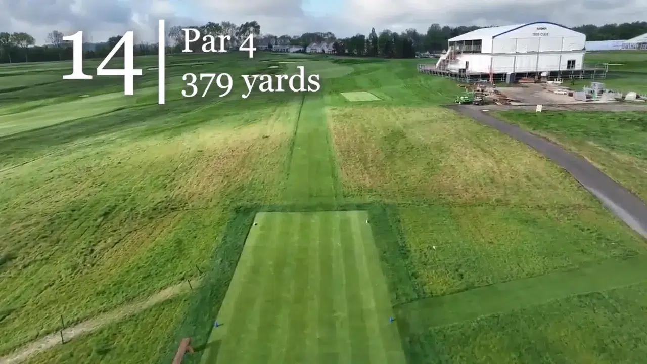 Weites Fairway und großes Grün am vierzehnten Loch