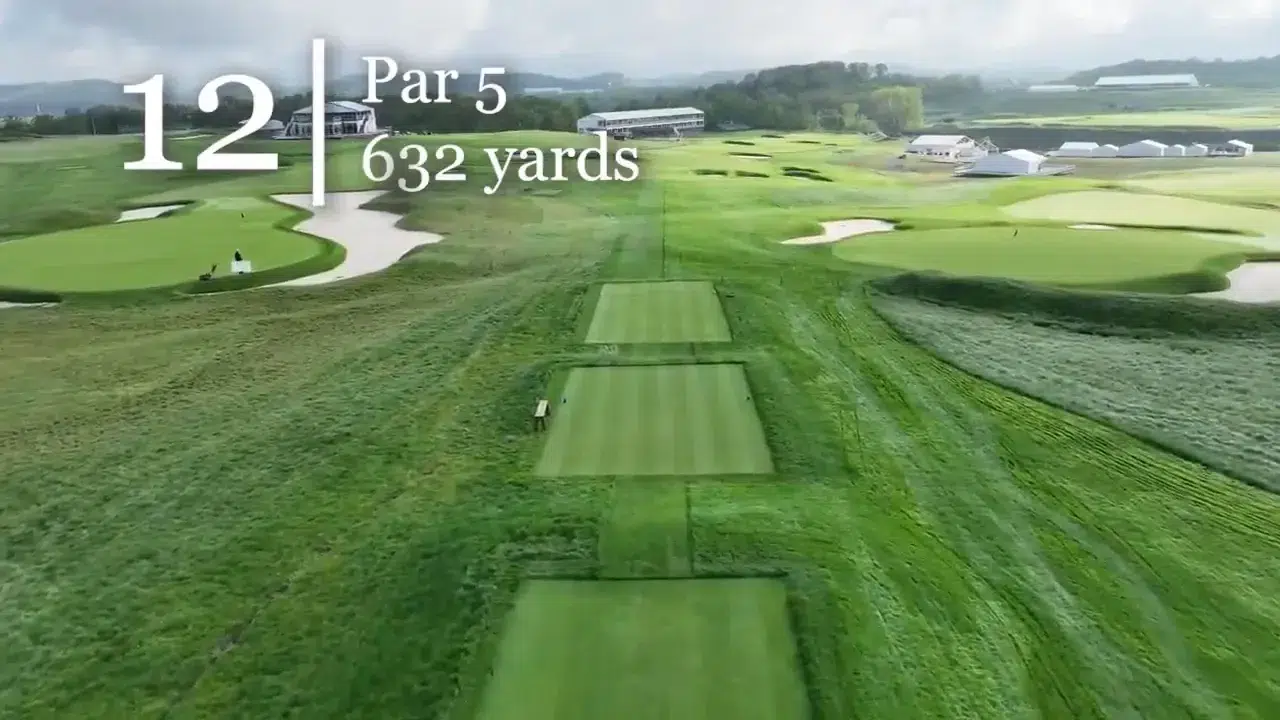 Das lange Par 5 zwölfte Loch mit Bunkern und Gräben