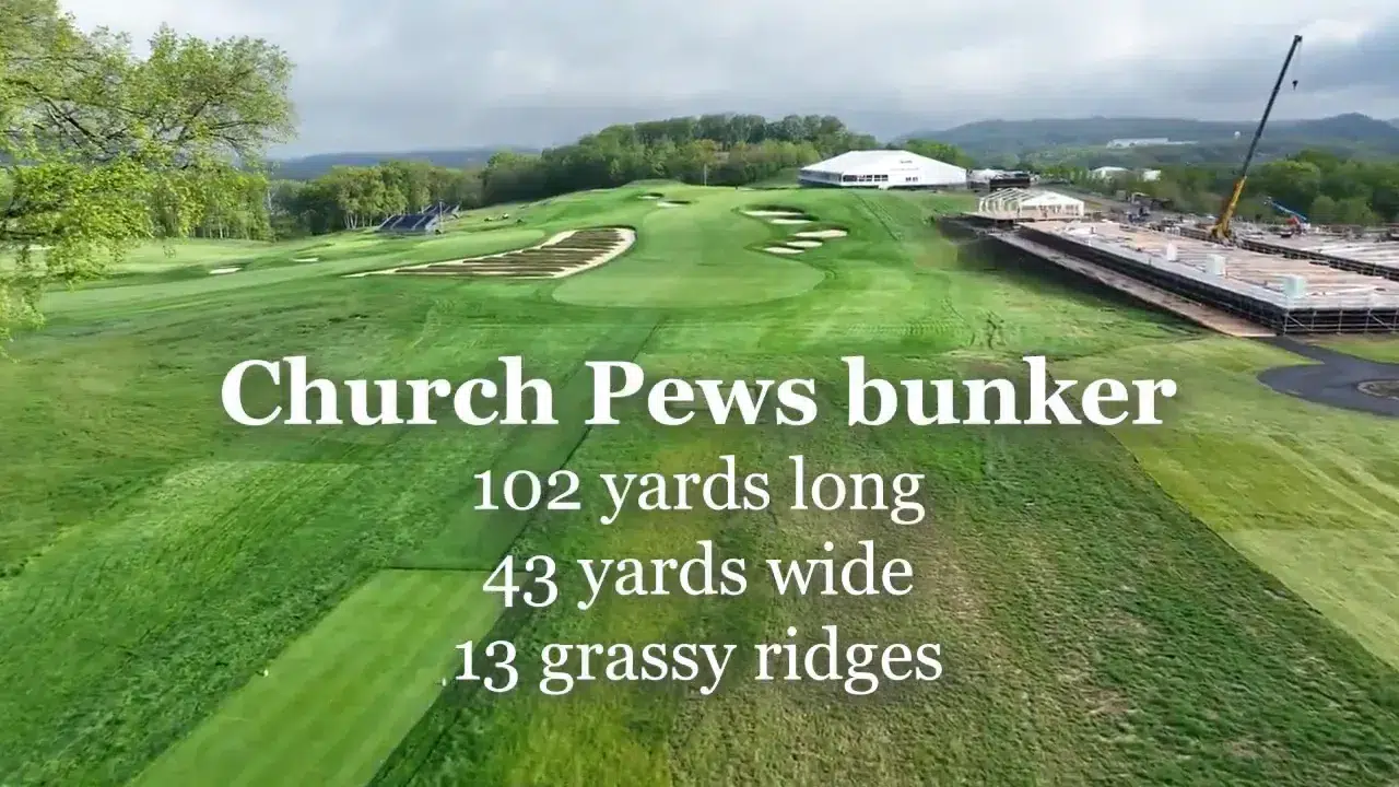 Die Church Pews Bunker am dritten Loch