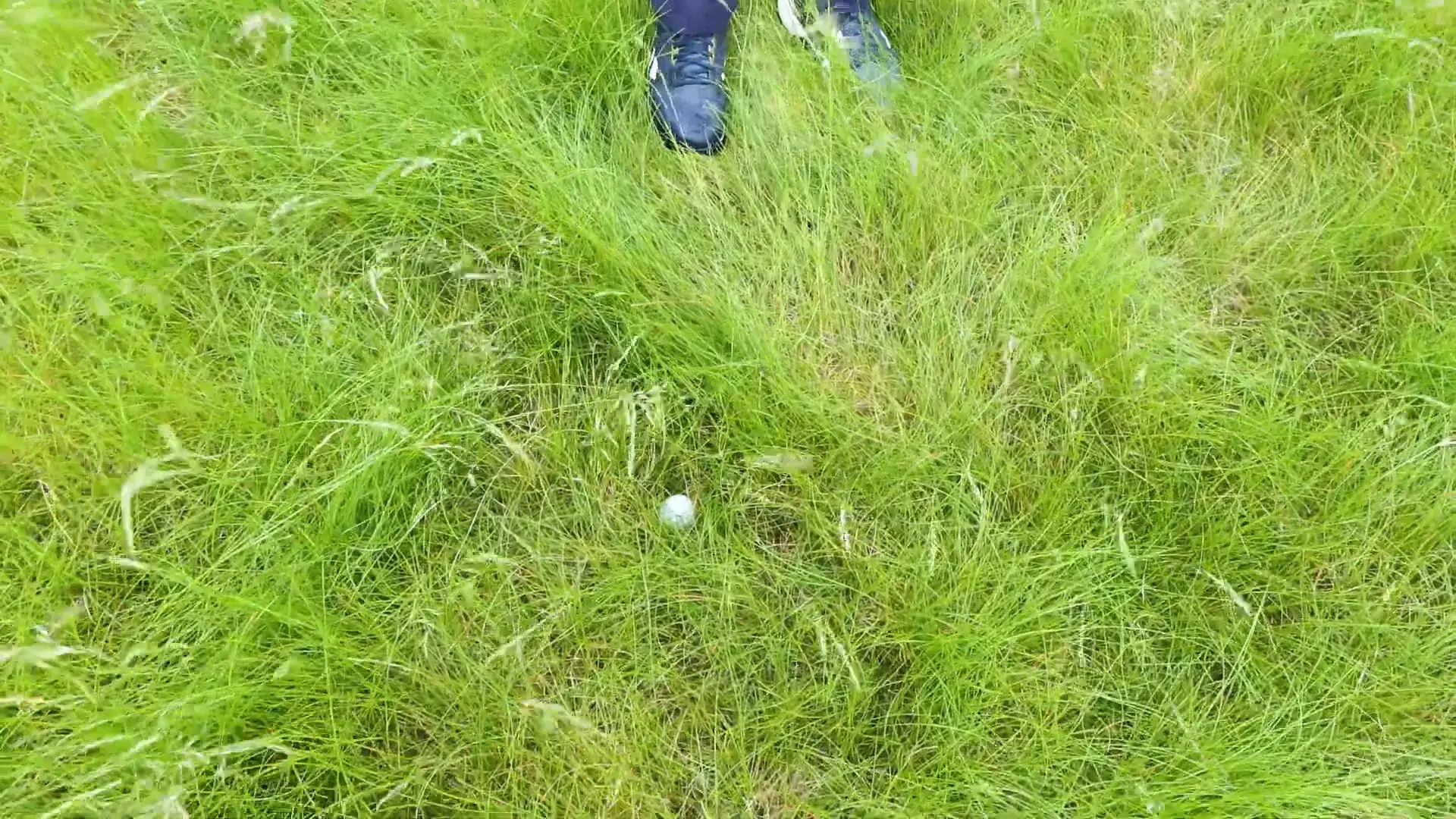 Tiefe Roughbereiche neben einem schmalen Fairway