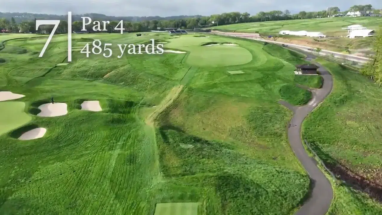 Fairway am siebten Loch mit Bunker links