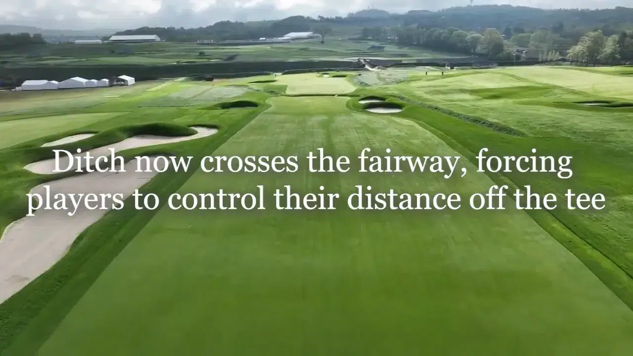 Graben quer über das Fairway am zehnten Loch