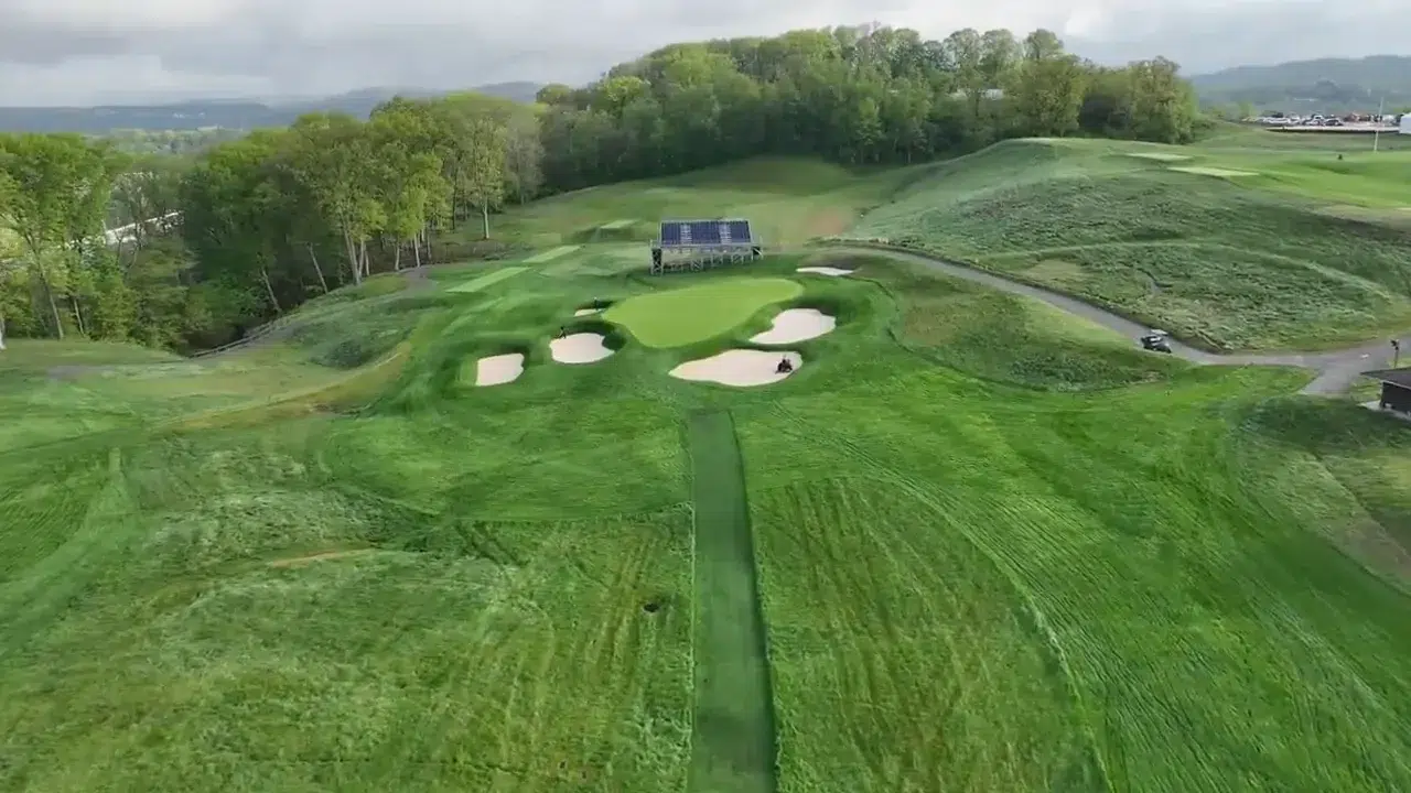 Blick auf das sechste Par-3 mit Bunkern rechts