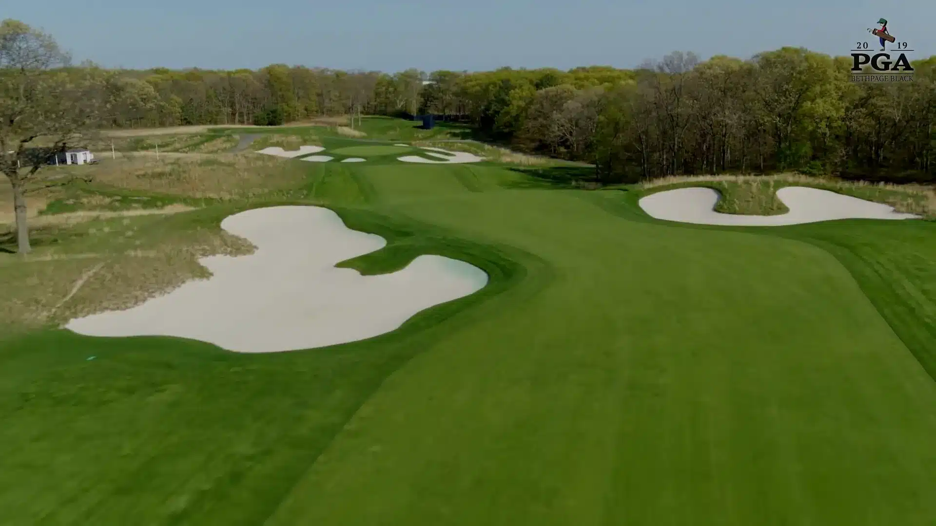 Loch 6 Luftaufnahme: kurzes Par 4 mit Bunkern links und rechts