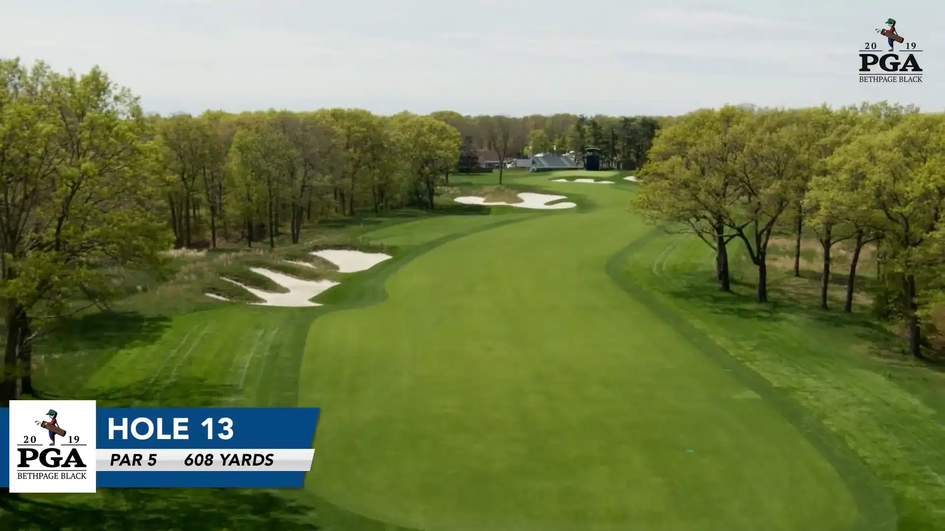 Loch 13 Luftaufnahme: langes Par 5 mit großem Bunker links