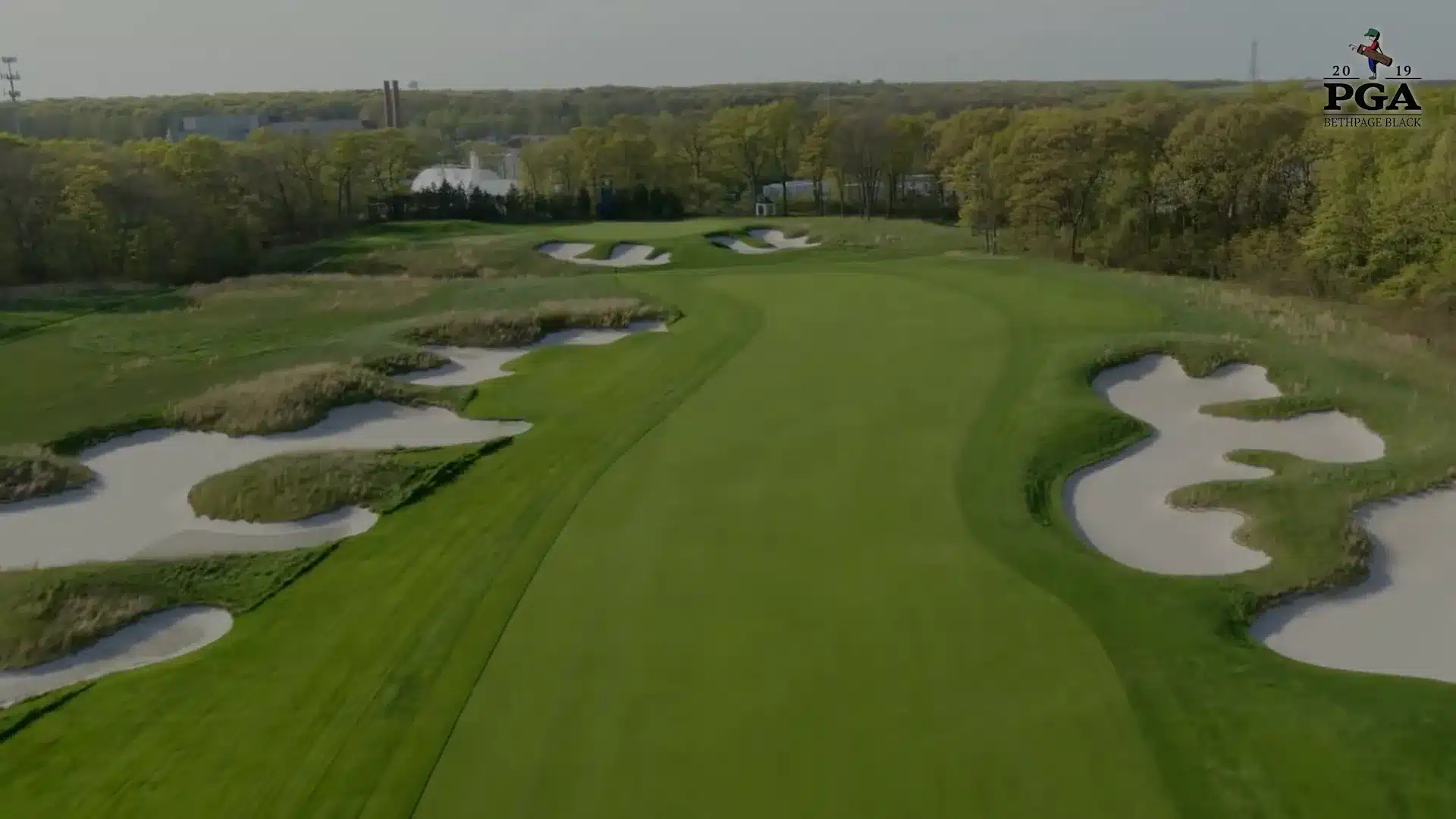 Loch 10 Luftaufnahme: gerades Par 4 mit Bunkern beidseitig