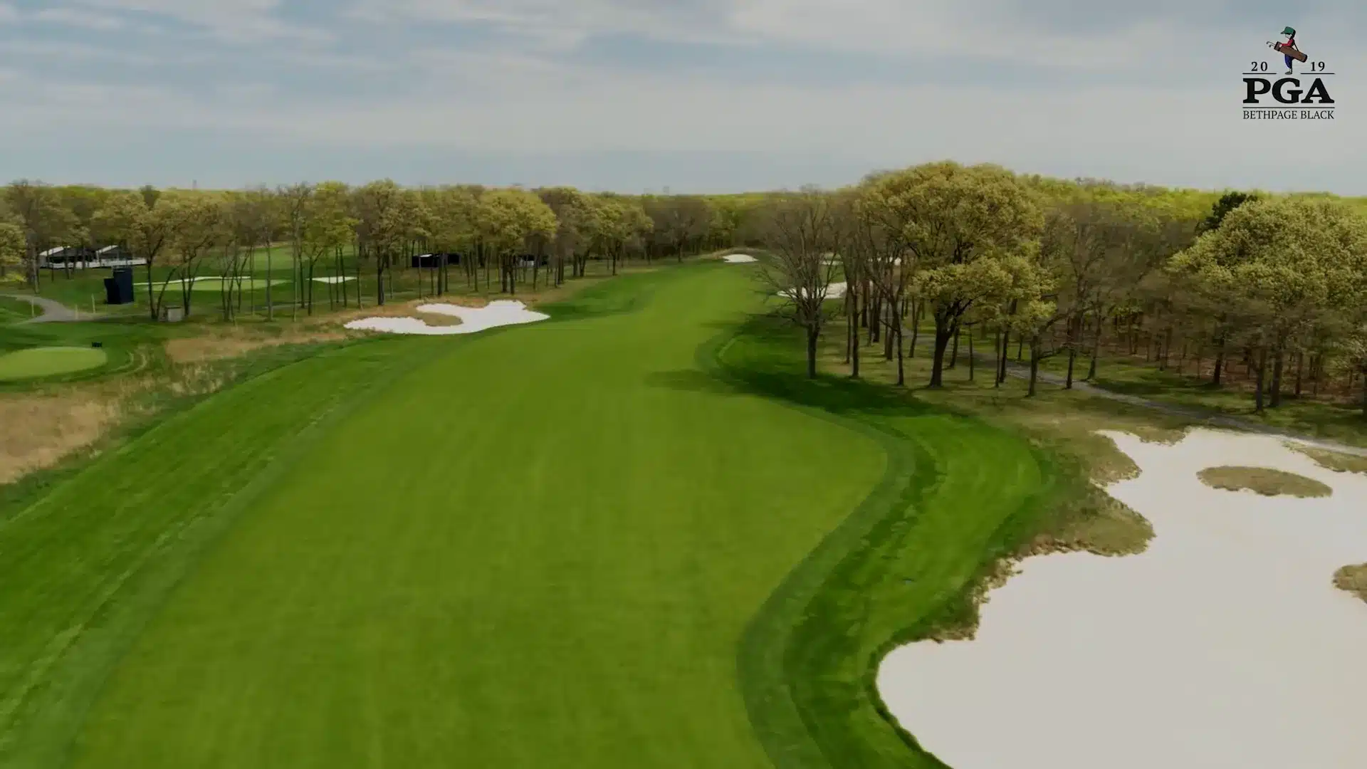 Loch 7 Luftaufnahme: langes Par 4 mit sanftem Dogleg nach rechts