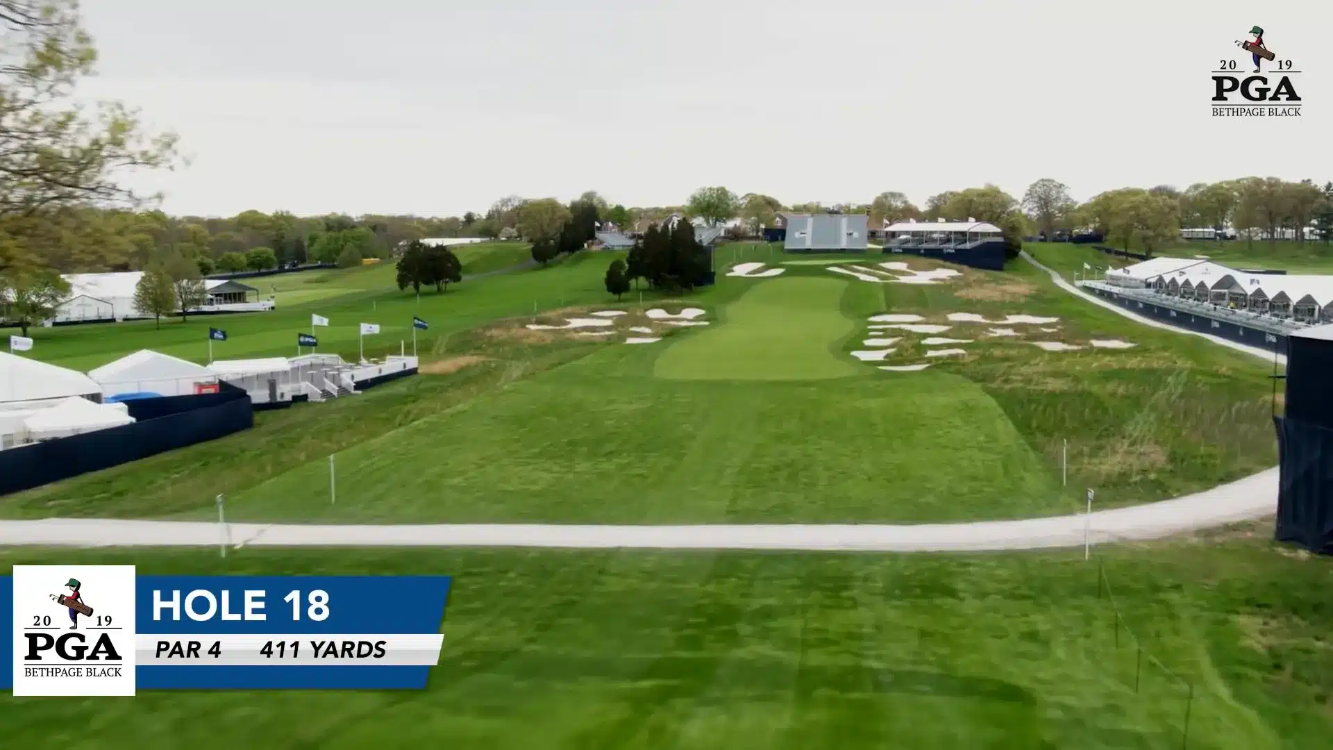 Loch 18 Luftaufnahme: abschließendes Par 4 bergab durch Bunker und Fescue