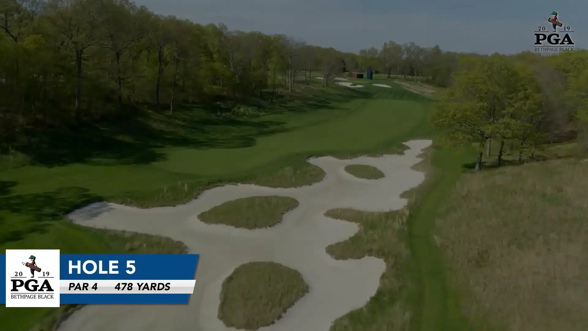 Loch 5 Luftaufnahme: Par 4 mit großen Querbunkern rechts