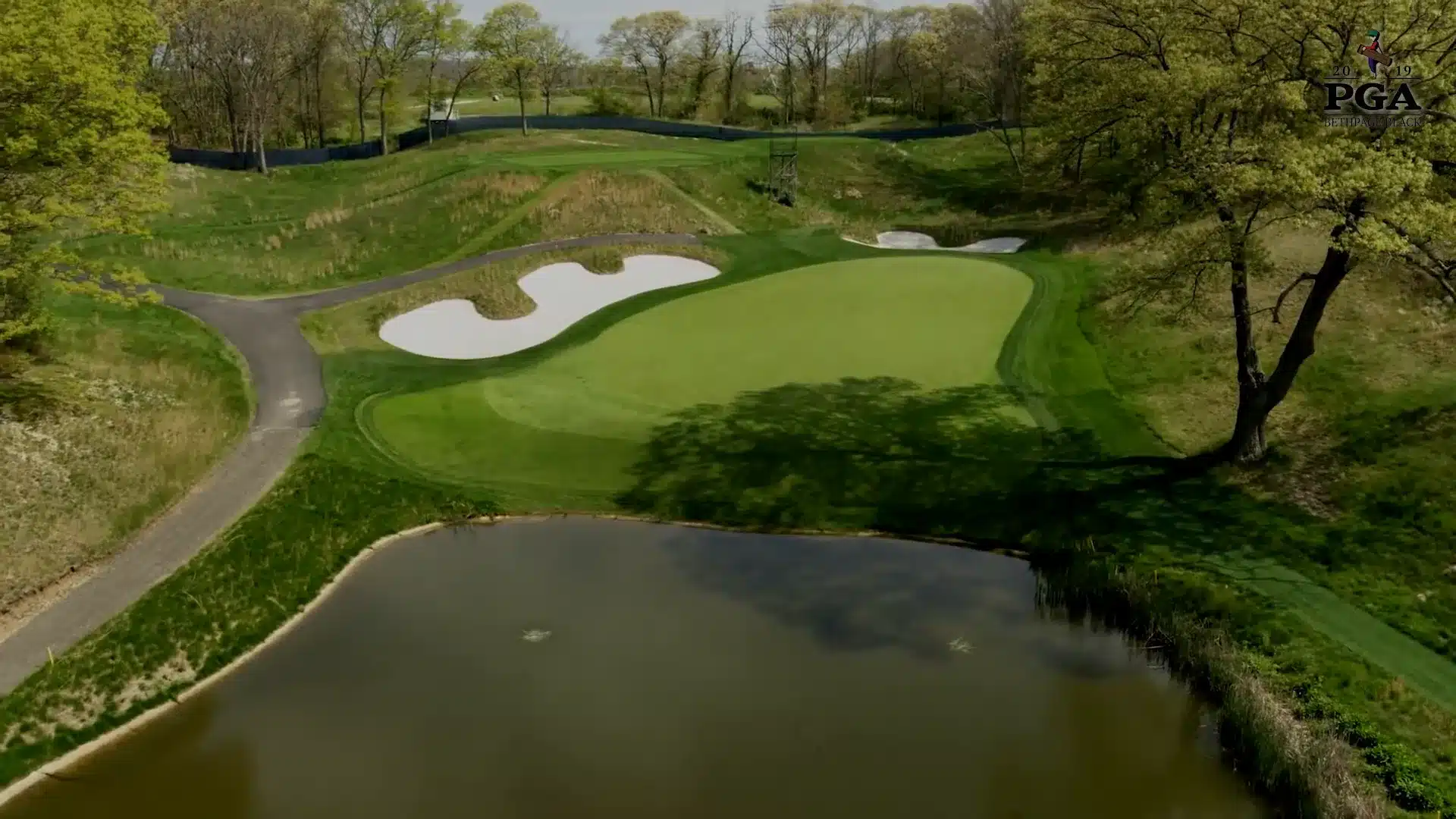 Loch 8 Luftaufnahme: Par 3 mit Teich vorne und tiefen Bunkern links