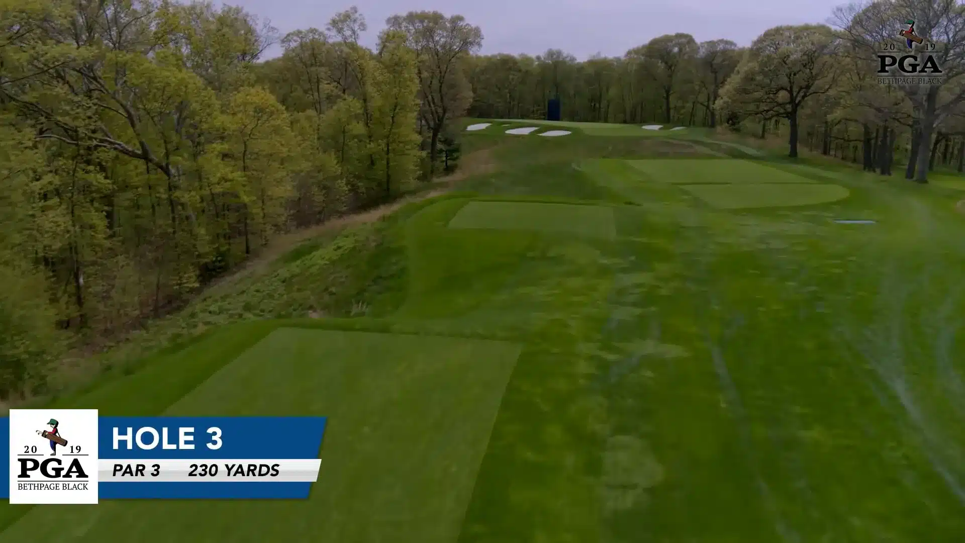 Loch 3 Luftaufnahme: langes Par 3 mit tiefer Bunkerlandschaft links