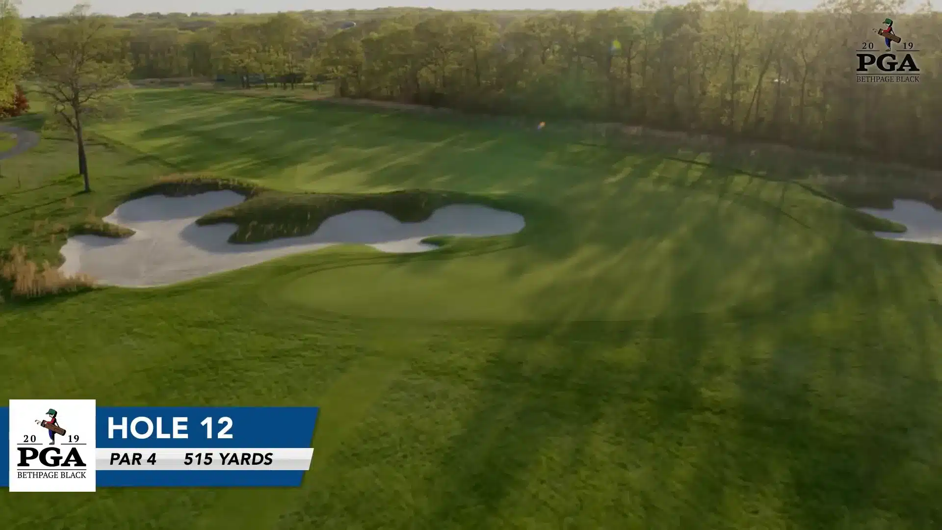 Loch 12 Luftaufnahme: langes Par 4 mit Querbunkern vor der Landezone