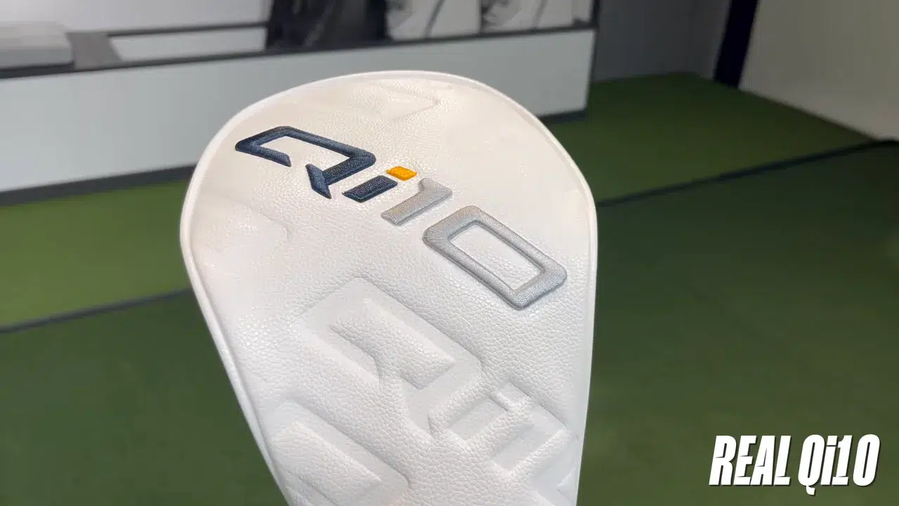 Nahaufnahme des hochwertigen Headcovers des originalen TaylorMade Qi10 Driver