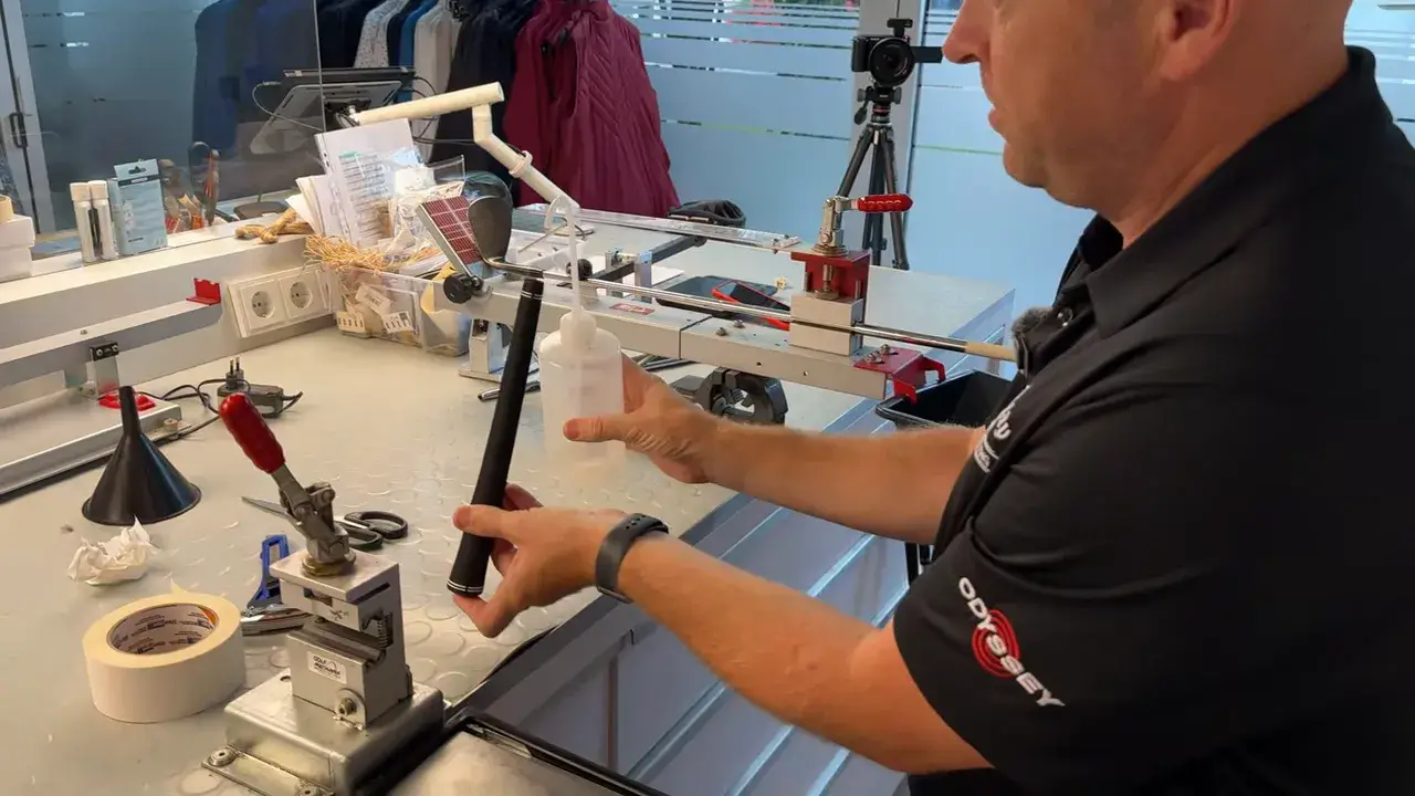 Flüssigkeit in Griff geben und aufziehen