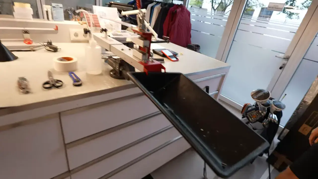 Werkstatt mit Griffwechsel-Apparaturen