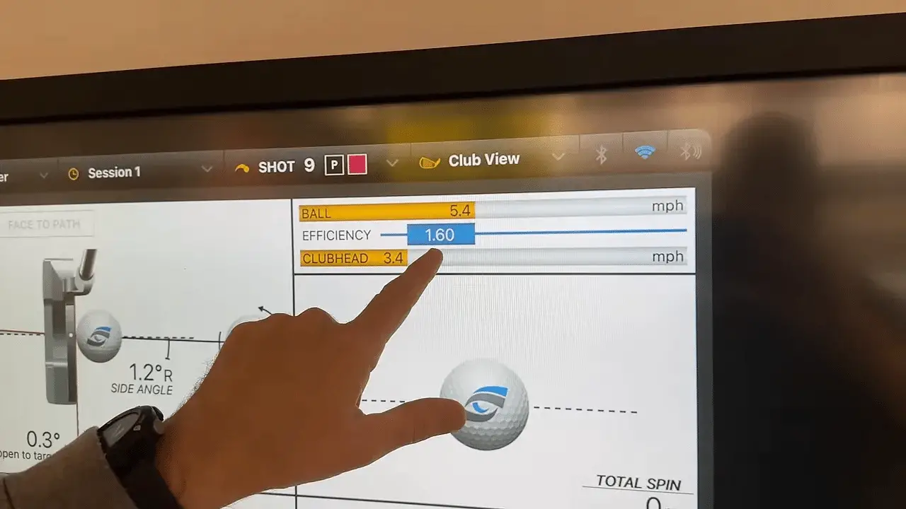 Putter Fitting: Schritt für Schritt zum stabileren Putt 9 Finger zeigt auf Foresight‑Messanzeige mit Effizienz‑ und Ballwerten
