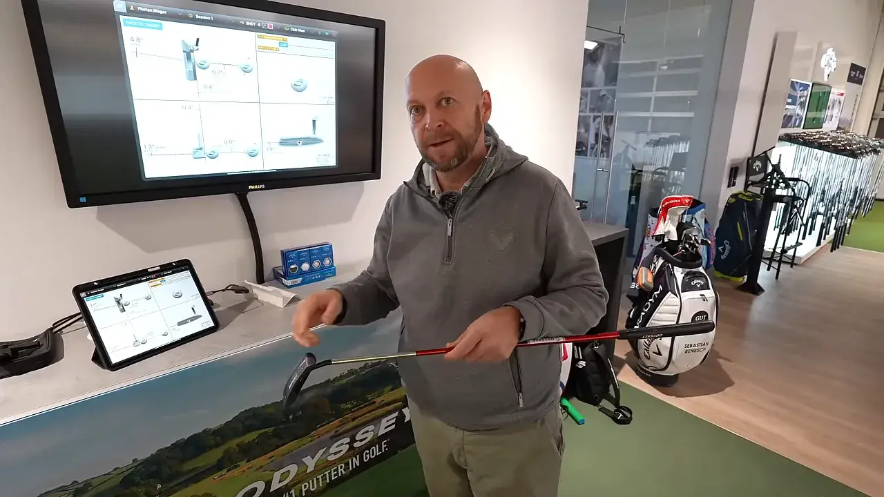 Putter Fitting: Schritt für Schritt zum stabileren Putt 5 Putter-Fitting: Experte erklärt Schaftlänge und Toe Hang am Putter vor Monitor mit Messdaten
