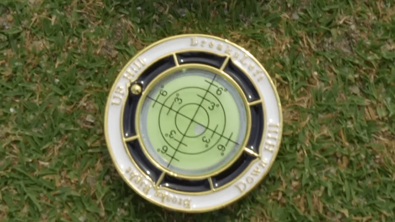 Detailaufnahme eines Level-Ballmarkers auf dem Rasen