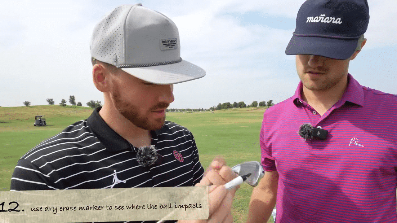 Golfer trägt mit einem Dry-Erase-Marker Markierungen auf die Schlagfläche auf