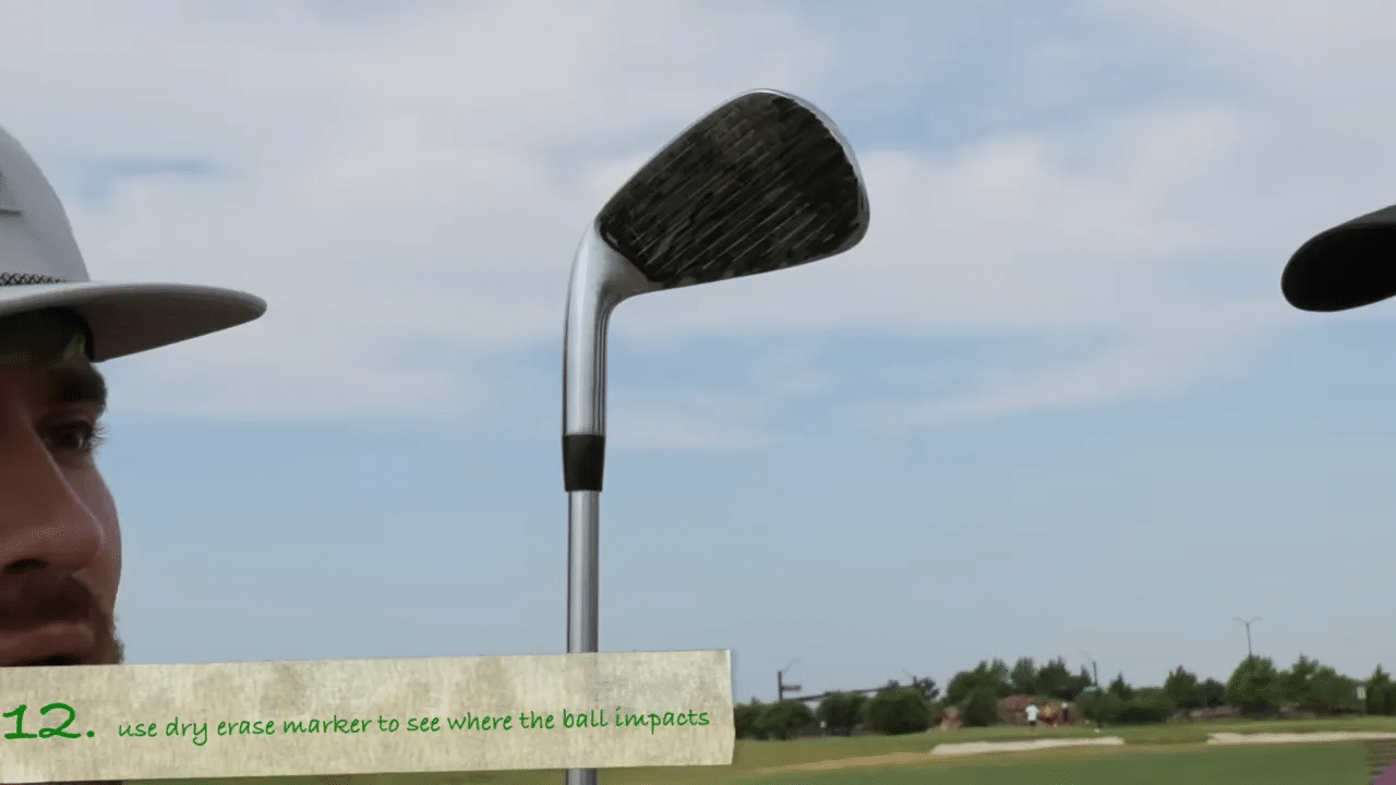 Nahaufnahme einer Golfschlagfläche mit Dry-Erase-Markierungen zur Anzeige der Ballkontakte