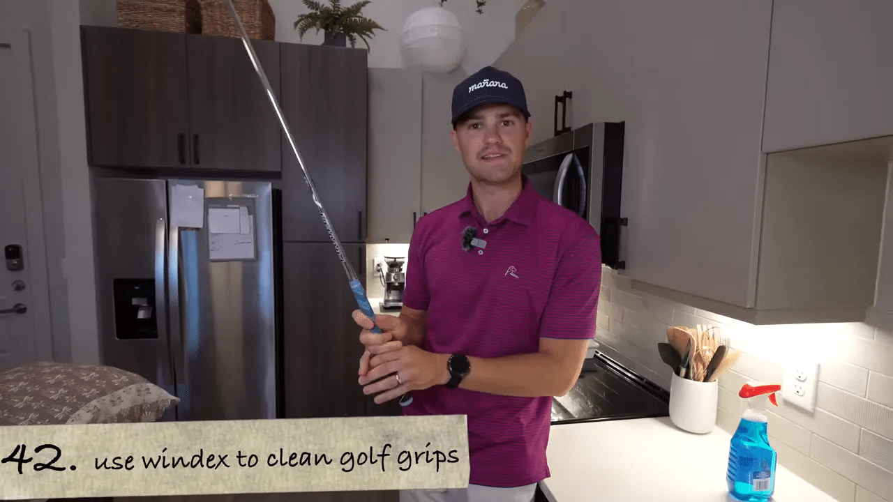 Trainer zeigt Golfschläger und Windex-Flasche mit Einblendung 'use windex to clean golf grips'
