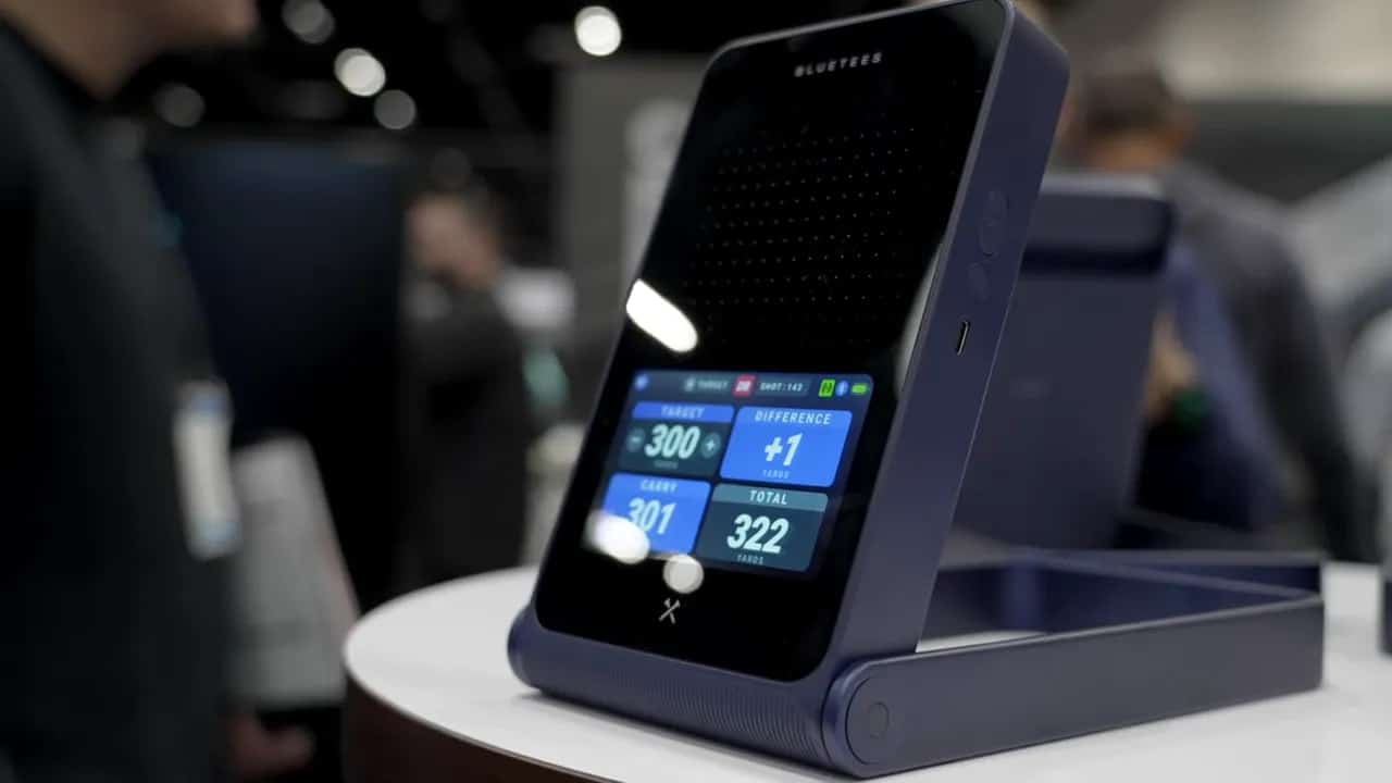 Blue Tees Rainmaker Launch-Monitor mit lesbarem Display auf einem Tisch