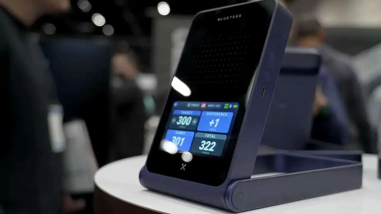 Goflprodukte 2026: 9 bahnbrechende Innovationen vom PGA Show Rückblick 3 Blue Tees Rainmaker Launch-Monitor mit lesbarem Display auf einem Tisch