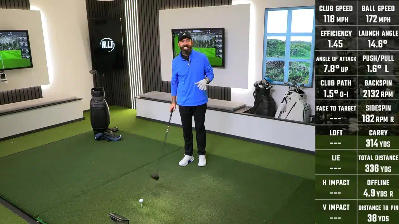 TaylorMade Qi4D: Die neuen 2026-Driver im großen Test 5 Moderator lächelnd im Studio mit gut lesbarer Launchmonitor-Statistik rechts