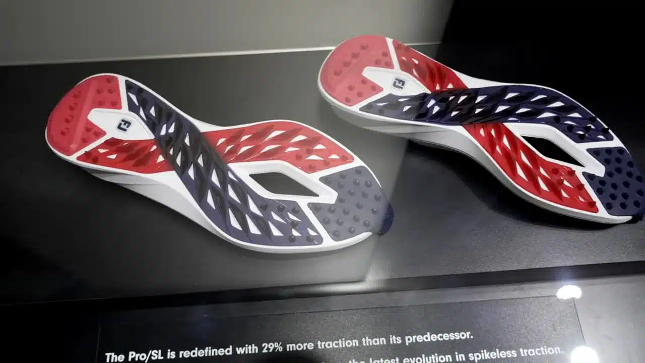 Goflprodukte 2026: 9 bahnbrechende Innovationen vom PGA Show Rückblick 6 Zwei Pro/SL-Sohlen auf einer Ablage mit sichtbarem Traction-Design