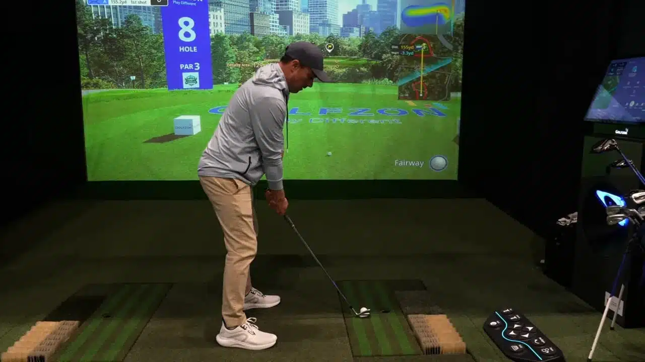 Goflprodukte 2026: 9 bahnbrechende Innovationen vom PGA Show Rückblick 1 GOLFZON CityGolf Simulator: Spieler steht am Abschlag vor einer großen Simulatorprojektion mit deutlich lesbarem GOLFZON-Logo
