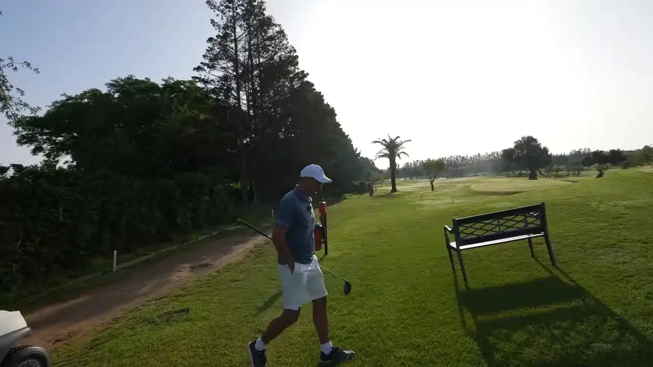 Quinta da Ria Golfplatz: Golfen am Atlantik, Familie und ein Match mit dem Clubdirektor 2 Weitwinkelaufnahme von Loch 10 mit Fairway, Palme, Bank und Spieler im Morgenlicht