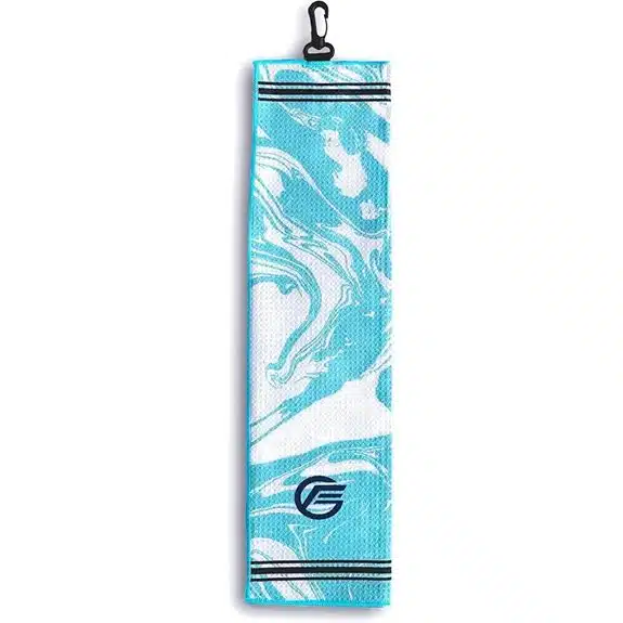 10 beste Golf-Handtücher, die Ihre Schläger wie neu aussehen lassen 1 Wing Golf Handtuch mit Marmormuster und Karabinerhaken