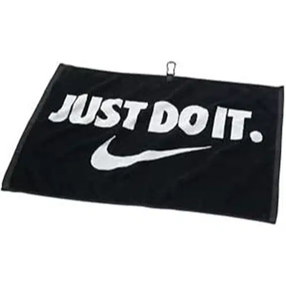 10 beste Golf-Handtücher, die Ihre Schläger wie neu aussehen lassen 4 Nike Performance Golf Handtuch Schwarz/Weiß