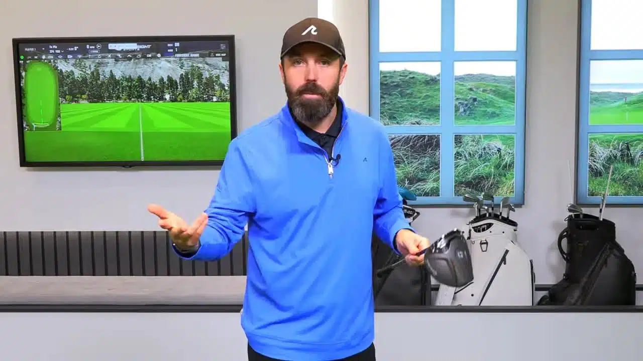 TaylorMade Qi4D: Die neuen 2026-Driver im großen Test 2 Frontalansicht des TaylorMade Qi4D Drivers im Studio, zeigt dunkle Blautöne und das Sohlendesign