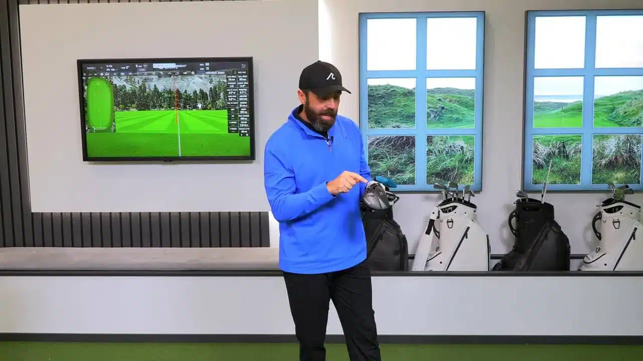 TaylorMade Qi4D: Die neuen 2026-Driver im großen Test 3 Nahansicht des TaylorMade Qi4D Max Driver-Kopfes in der Hand des Moderators