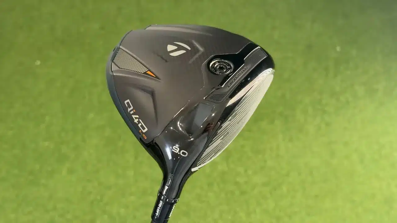 TaylorMade Qi4D: Die neuen 2026-Driver im großen Test 4 TaylorMade Qi4D Max Driverkopf schräg oben mit sichtbarer Sohle und Schlagfläche, Loft 9.0 erkennbar