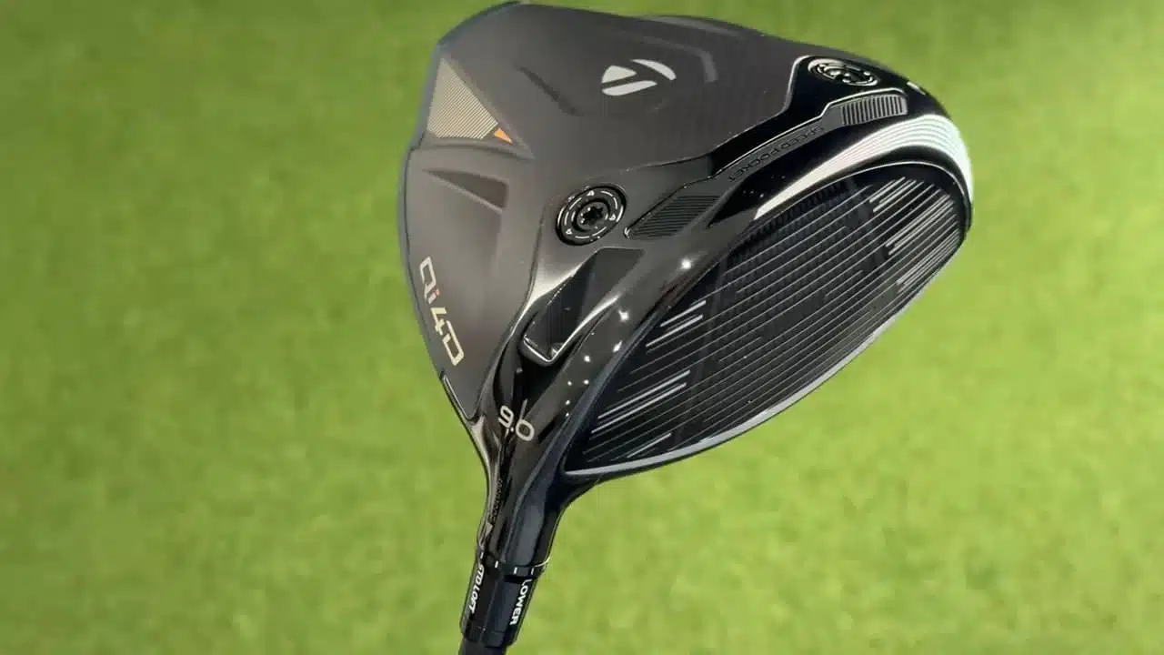 TaylorMade Qi4D: Die neuen 2026-Driver im großen Test 1 TaylorMade Qi4D Driver mit sichtbarer Schlagfläche, Speed Pocket und Verstellgewicht