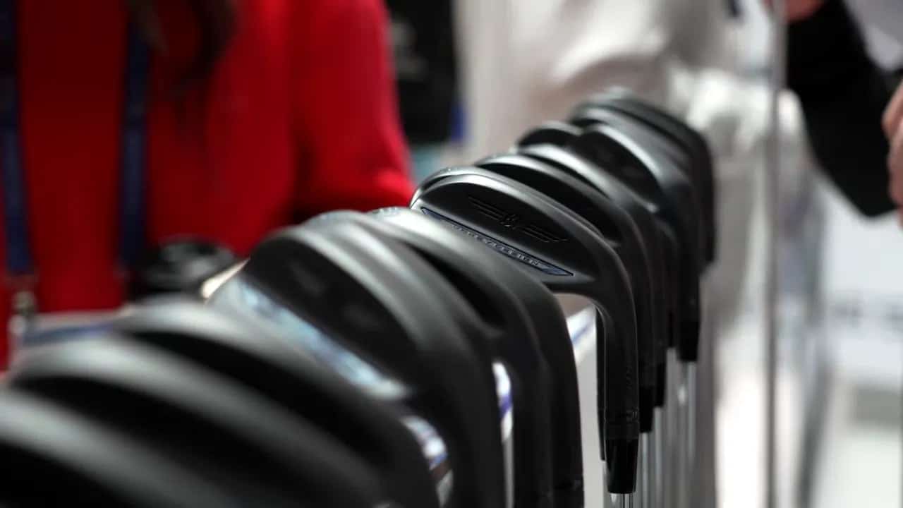 Reihe von Wedge-Köpfen mit dunklem Finish, scharfes mittleres Motiv