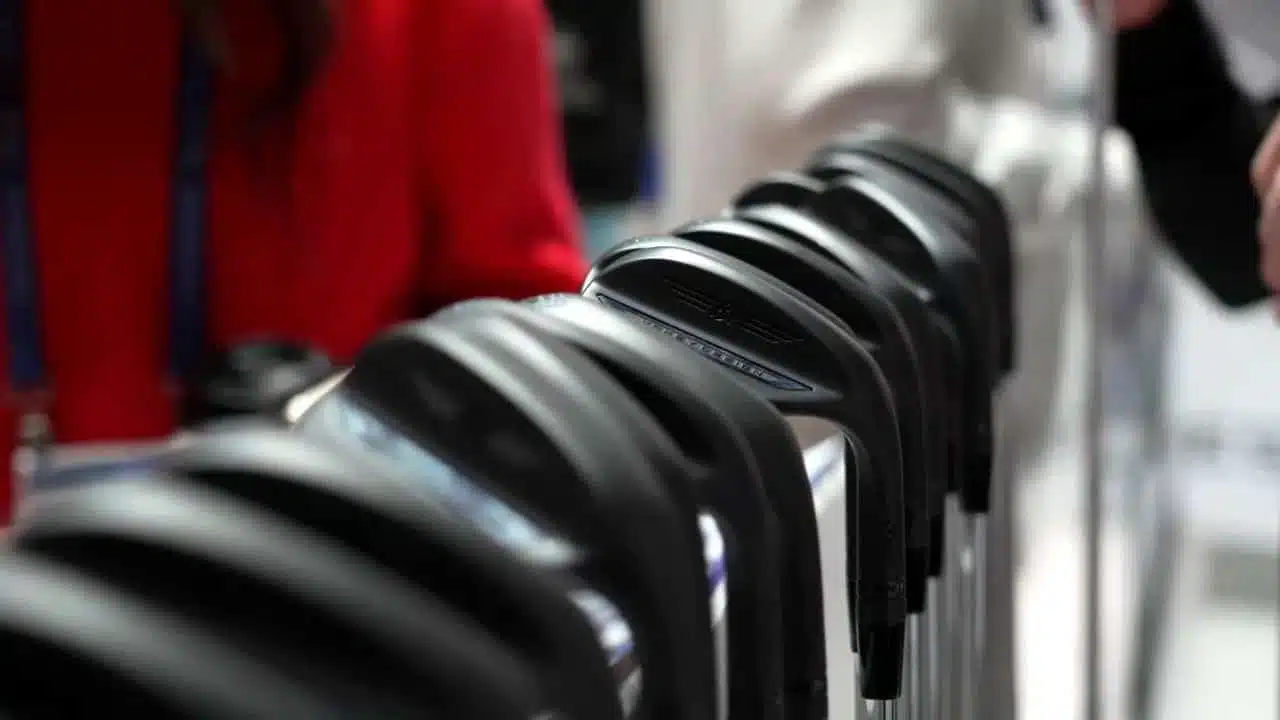 Goflprodukte 2026: 9 bahnbrechende Innovationen vom PGA Show Rückblick 4 Reihe von Wedge-Köpfen mit dunklem Finish, scharfes mittleres Motiv