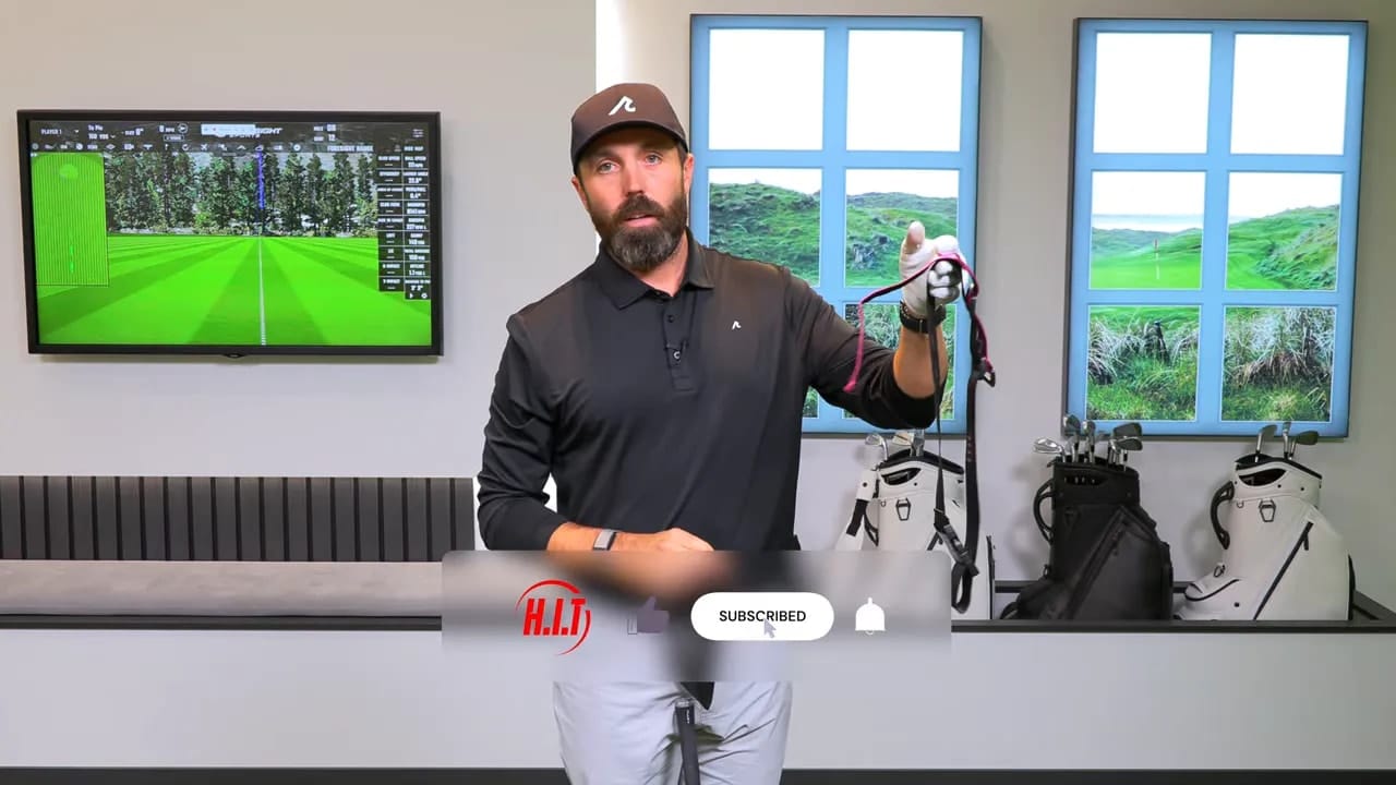 Trainer zeigt die TRS Slider Trainingshilfe nah, Gurt und Slider gut sichtbar