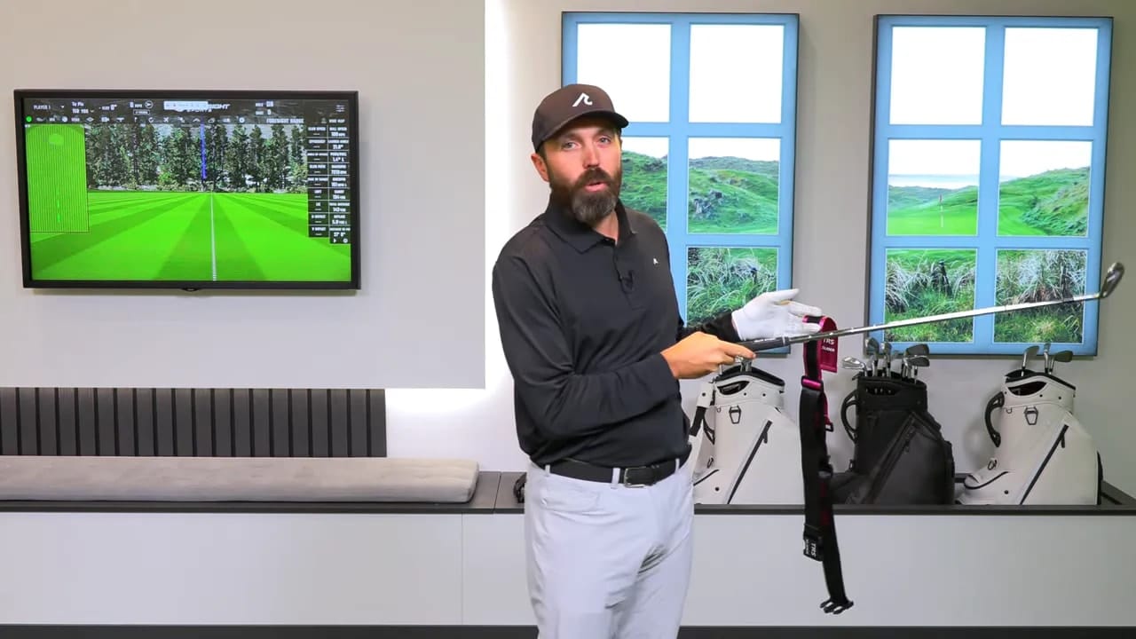 Coach hält TRS Slider neben dem Schläger und erklärt Befestigung und Funktion